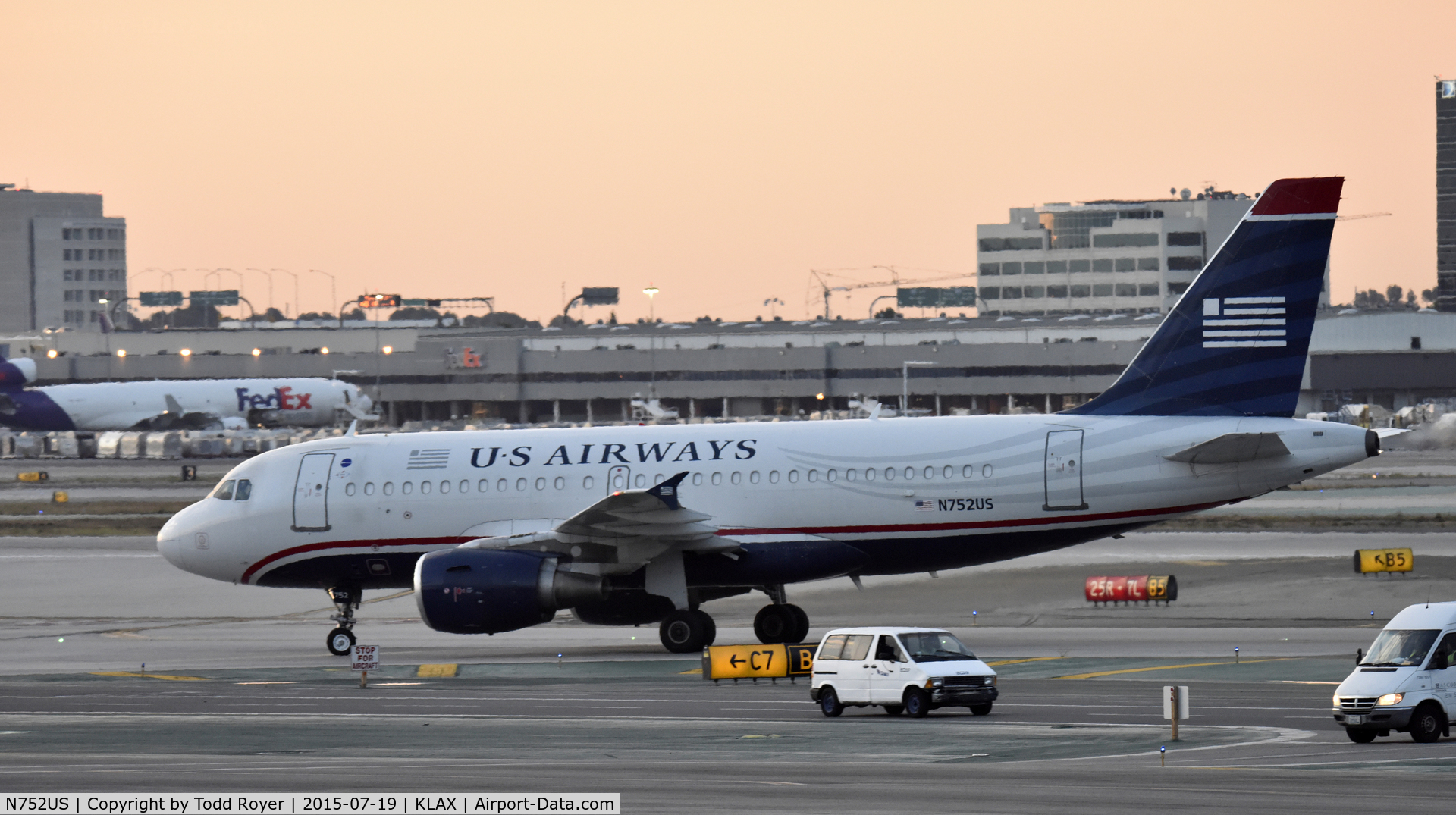 N752US, 2000 Airbus A319-112 C/N 1319, Taxiing to gate at LAX