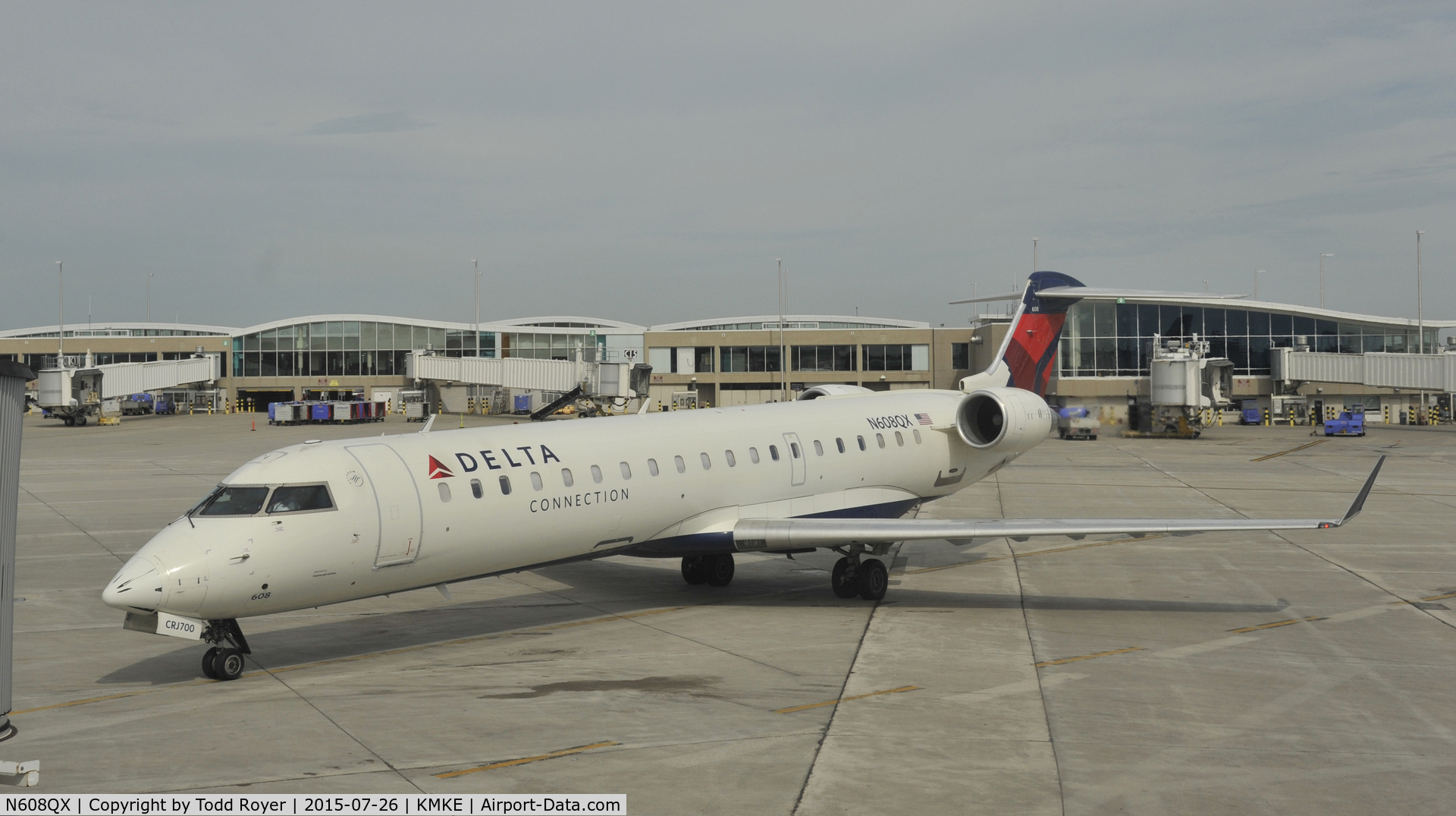 N608QX, 2001 Bombardier CRJ-701 (CL-600-2C10) Regional Jet C/N 10026, Taxiing to gate at MKE