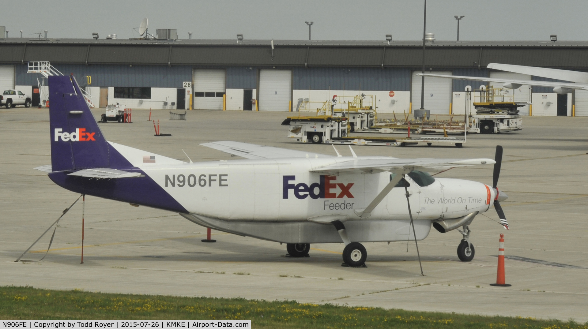 N906FE, 1986 Cessna 208B C/N 208B-0006, Waiting for cargo at MKE