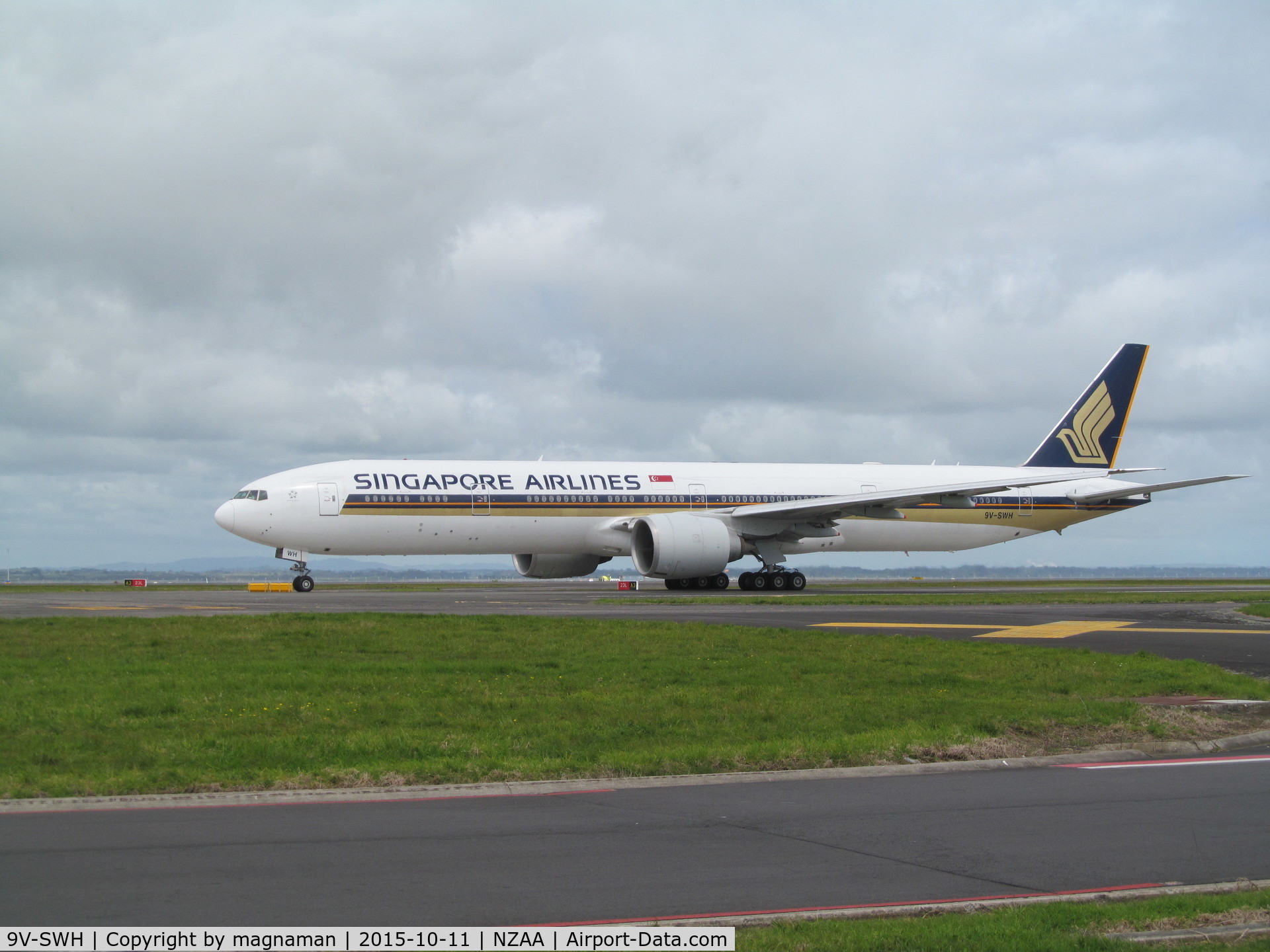 9V-SWH, 2007 Boeing 777-312/ER C/N 34573, taxying out for departure