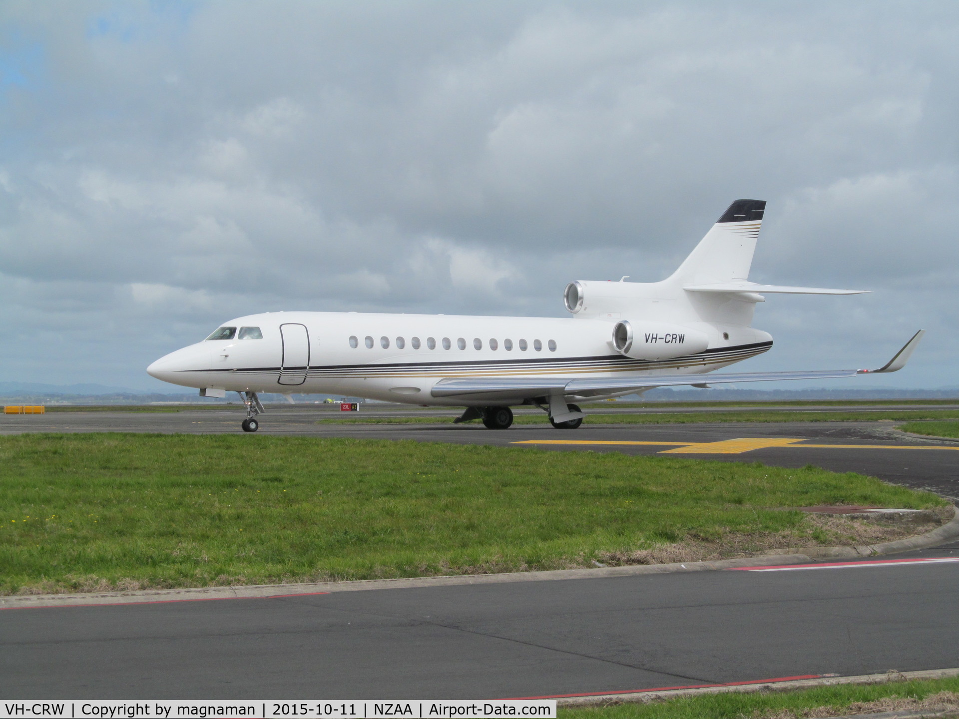 VH-CRW, 2013 Dassault Falcon 7X C/N 217, taxying out