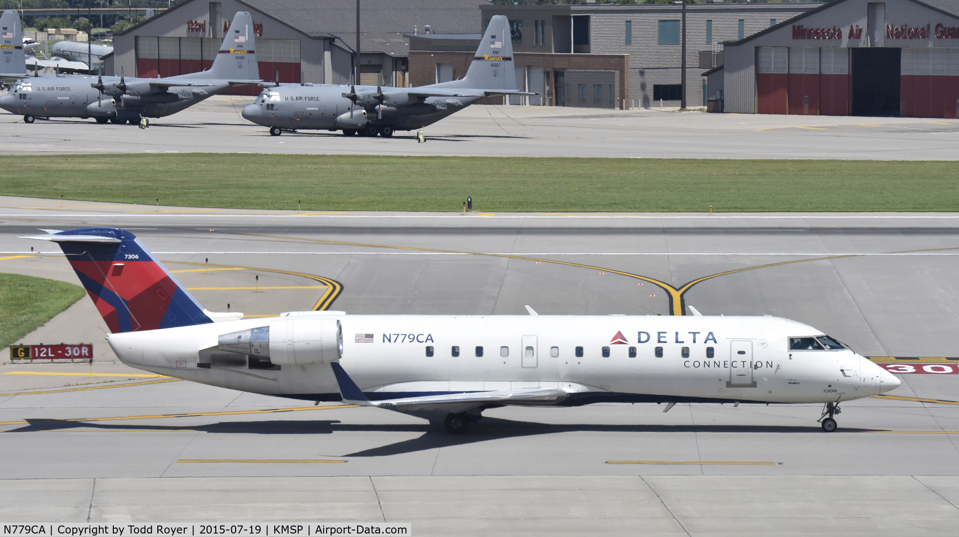 N779CA, 1999 Bombardier CRJ-100ER (CL-600-2B19) C/N 7306, Taxiing at MSP
