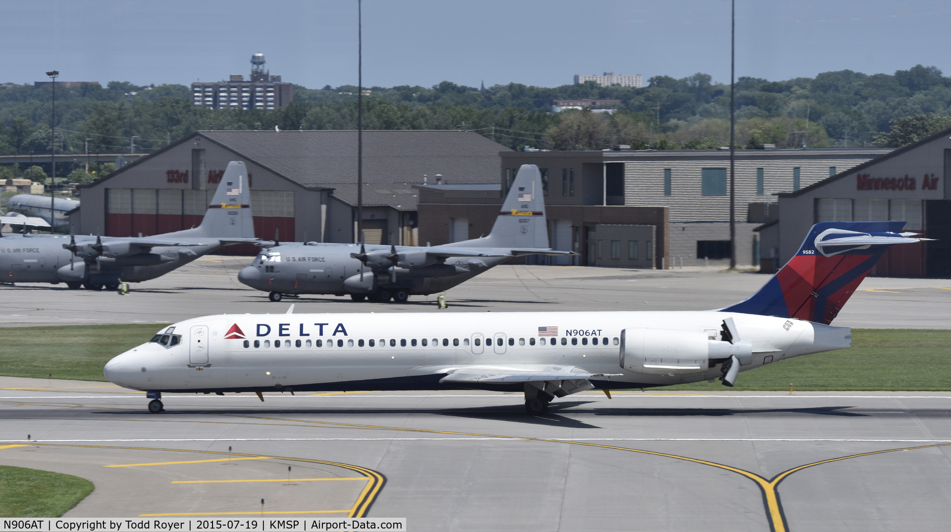 N906AT, 2001 Boeing 717-200 C/N 55087, Arriving at MSP