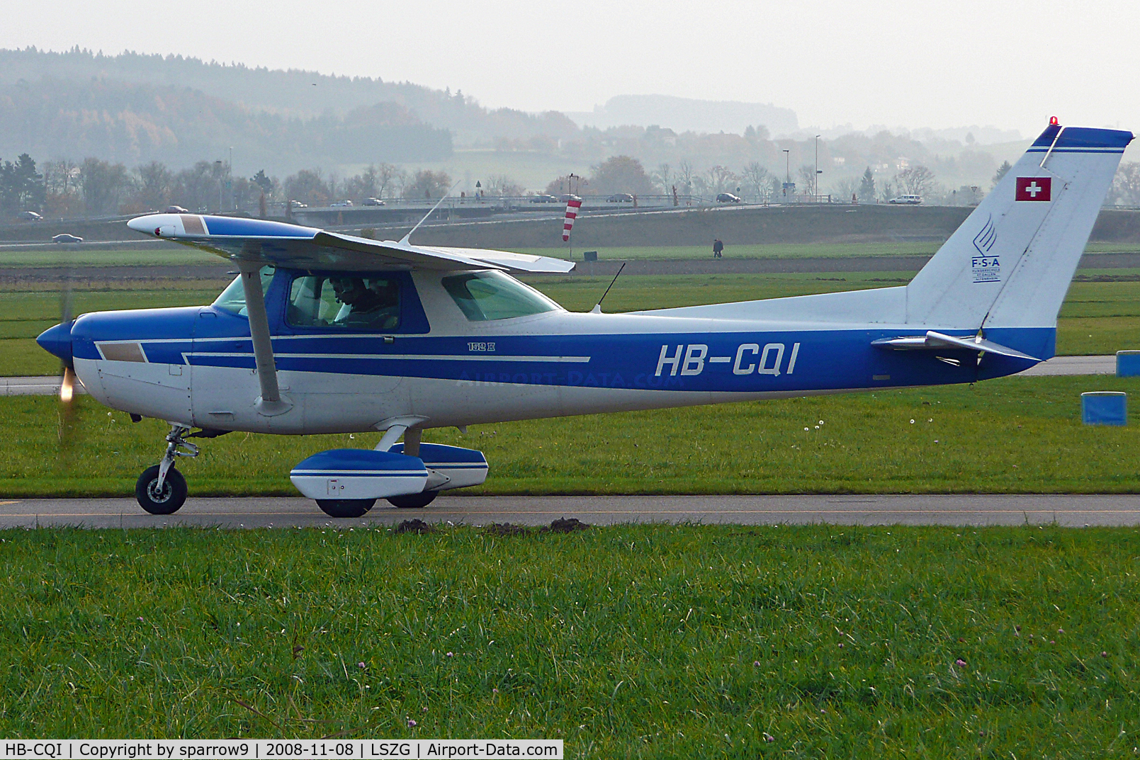 HB-CQI, 1977 Cessna 152 C/N 15280211, taxying to holding rwy 25
