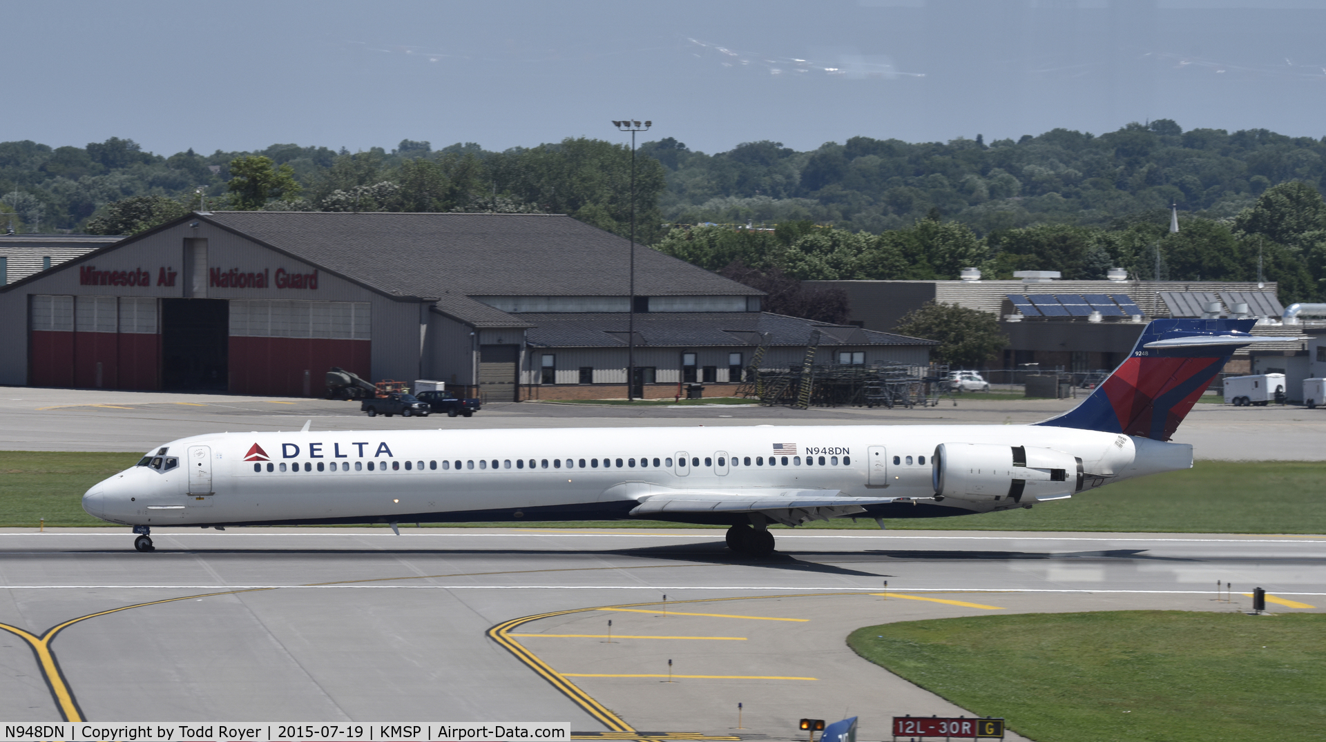 N948DN, 1996 McDonnell Douglas MD-90-30 C/N 53357, Arriving at MSP