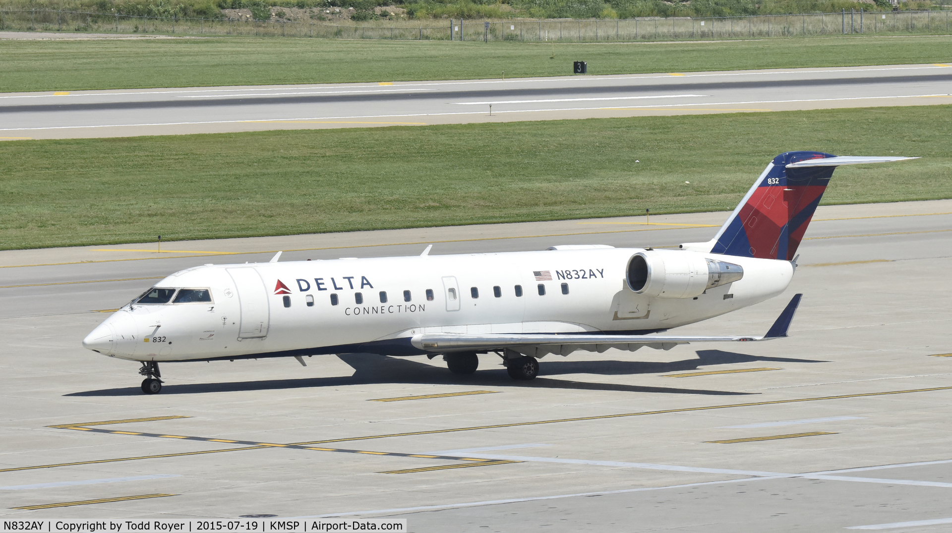 N832AY, 2005 Bombardier CRJ-200ER (CL-600-2B19) C/N 8032, Taxiing at MSP