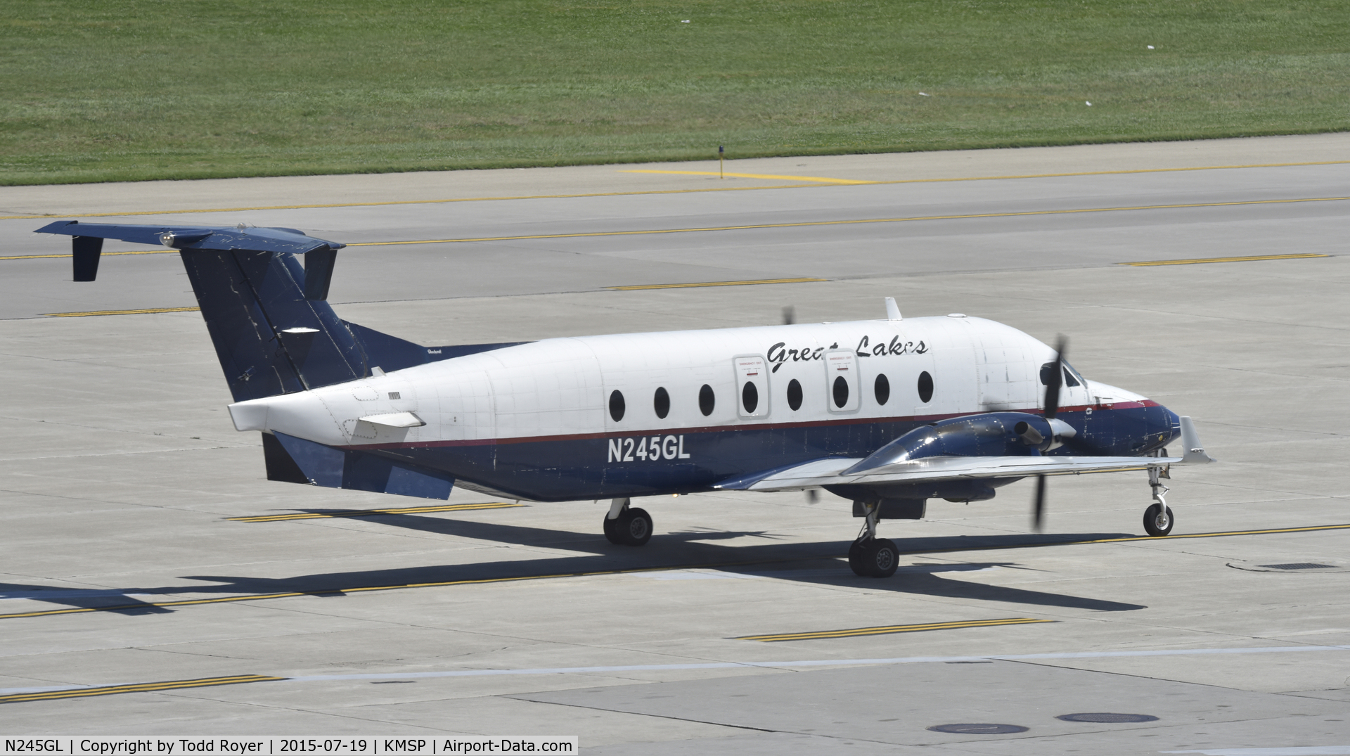 N245GL, 1996 Beech 1900D C/N UE-245, Taxiing at MSP