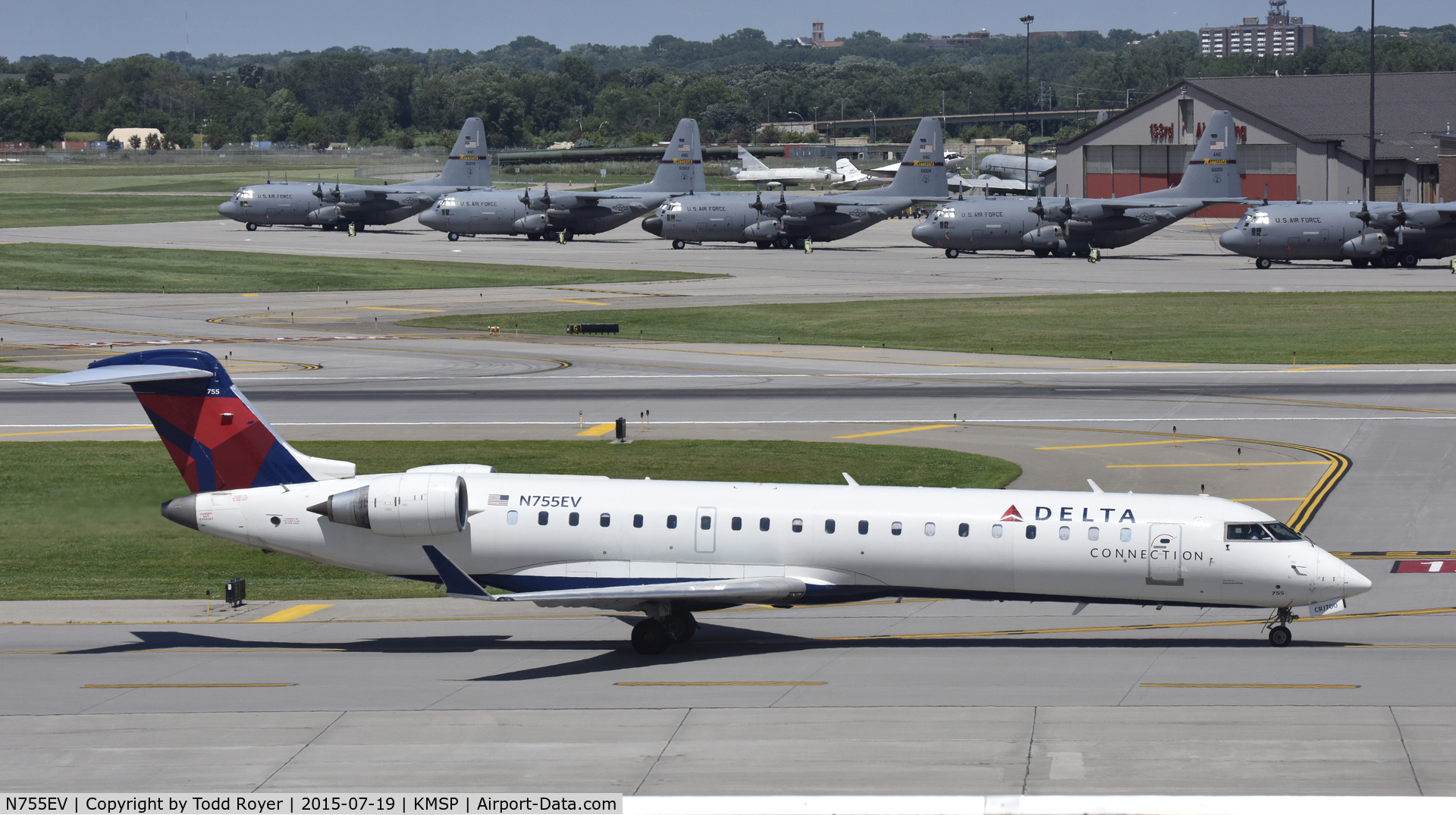 N755EV, Bombardier CRJ-701 (CL-600-2C10) Regional Jet C/N 10185, Taxiing at MSP
