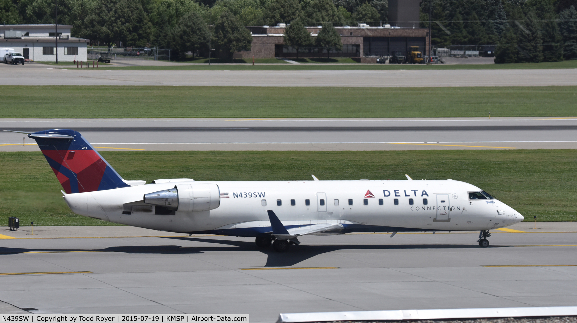 N439SW, 2001 Bombardier CRJ-200LR (CL-600-2B19) C/N 7578, Taxiing at MSP
