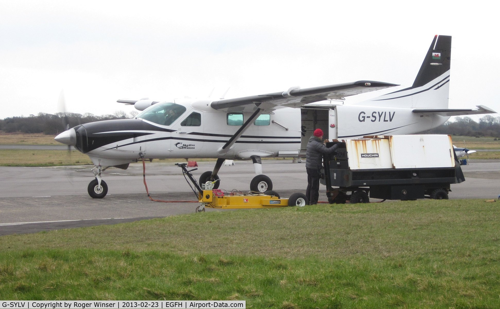 G-SYLV, 2002 Cessna 208B  Grand Caravan C/N 208B0936, Engine start using a GPU for resident Grand Caravan operated by Skydive Swansea.