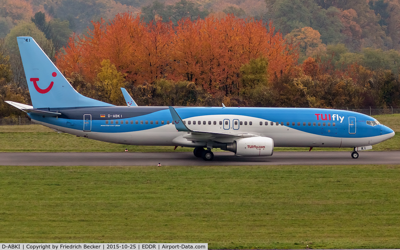 D-ABKI, 2009 Boeing 737-86J C/N 37748, taxying to the gate