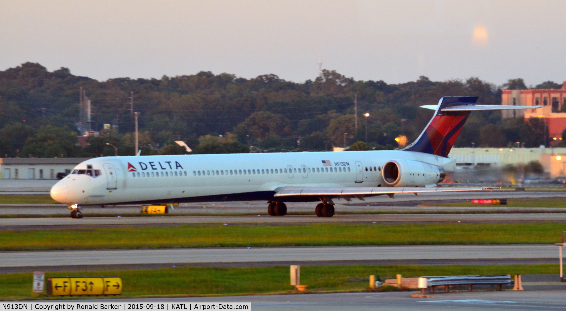 N913DN, 1996 McDonnell Douglas MD-90-30 C/N 53393, Taxi Atlanta