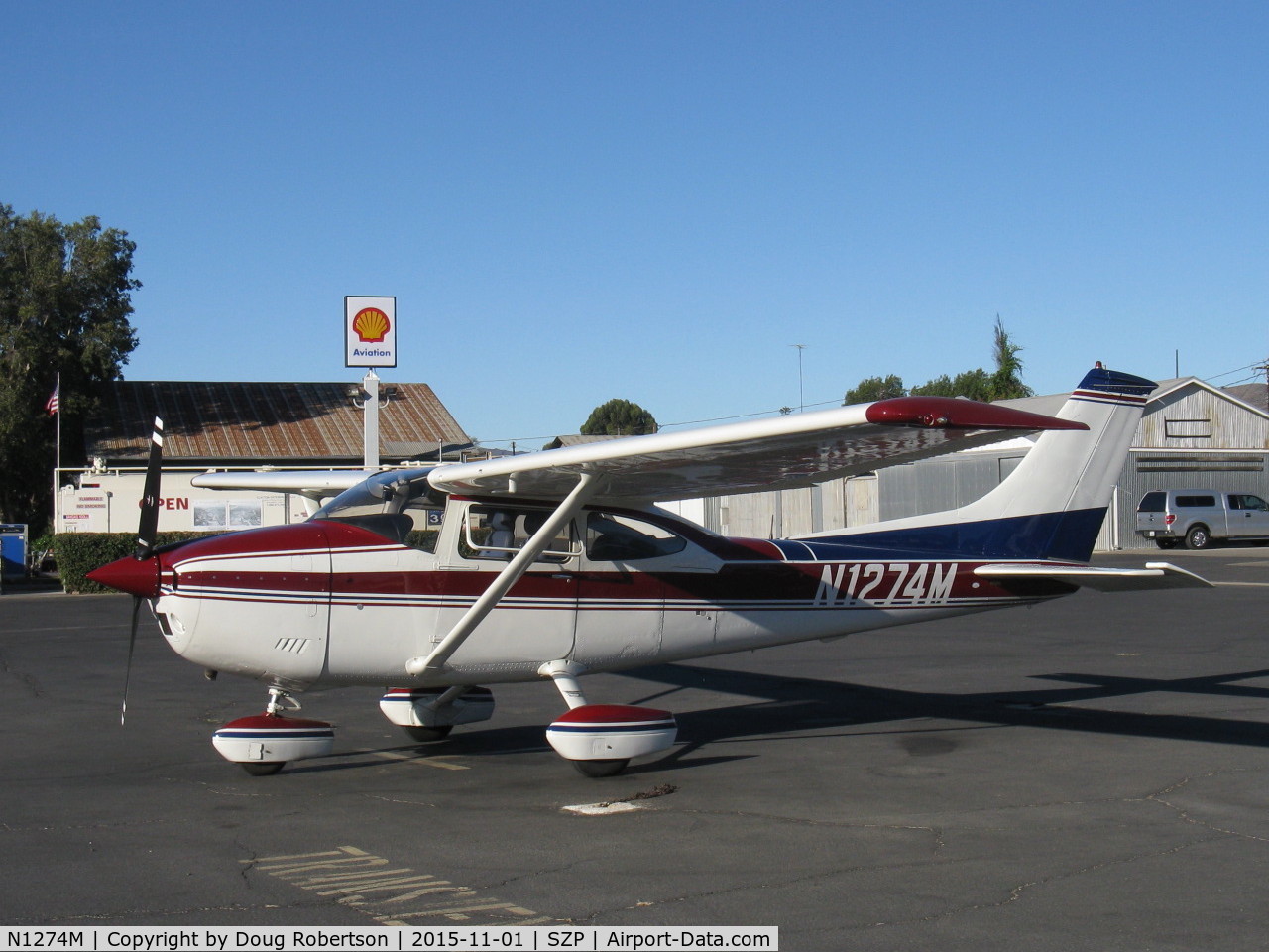 N1274M, 1975 Cessna 182P Skylane C/N 18264271, 1975 Cessna 182P SKYLANE, Continental O-470-S 230 Hp, on transient line