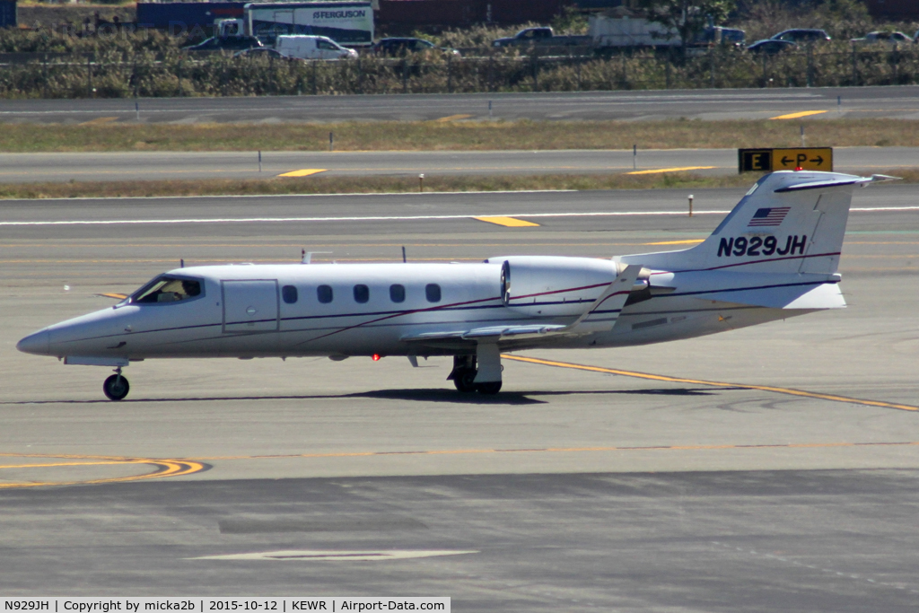N929JH, 1997 Learjet Inc 31A C/N 132, Taxiing
