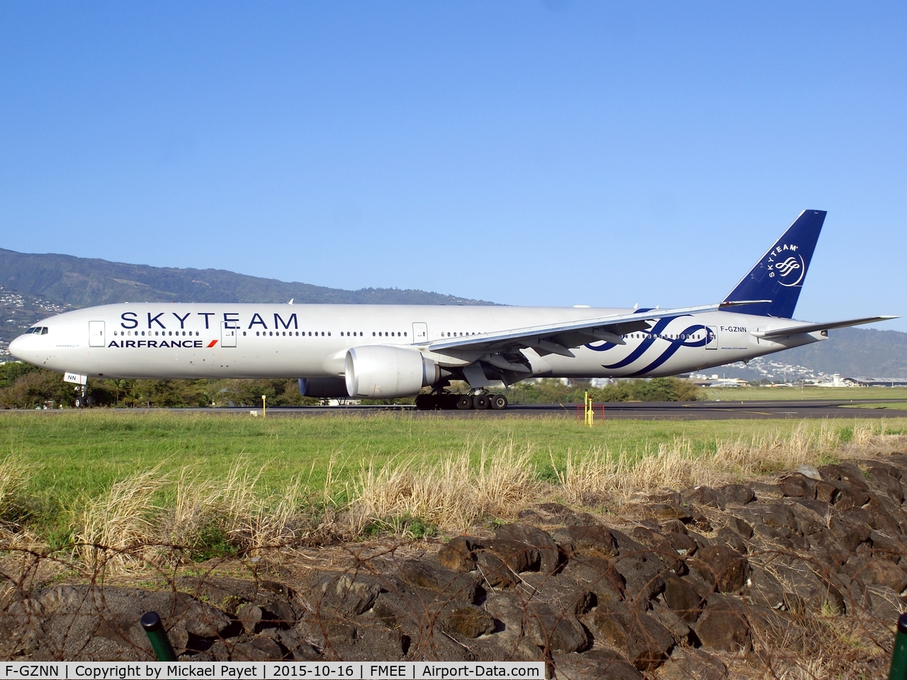 F-GZNN, 2012 Boeing 777-328/ER C/N 40376, Happy to see this one in Reunion island