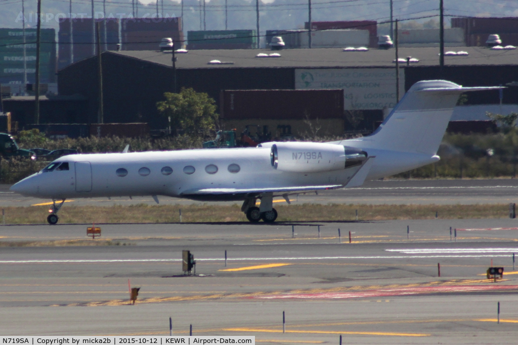 N719SA, 1990 Gulfstream Aerospace G-IV C/N 1155, Taxiing