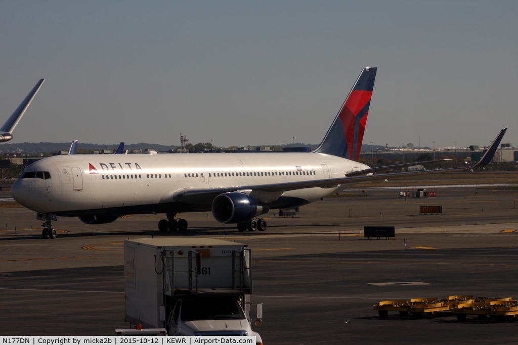 N177DN, 1991 Boeing 767-332 C/N 25122, Taxiing