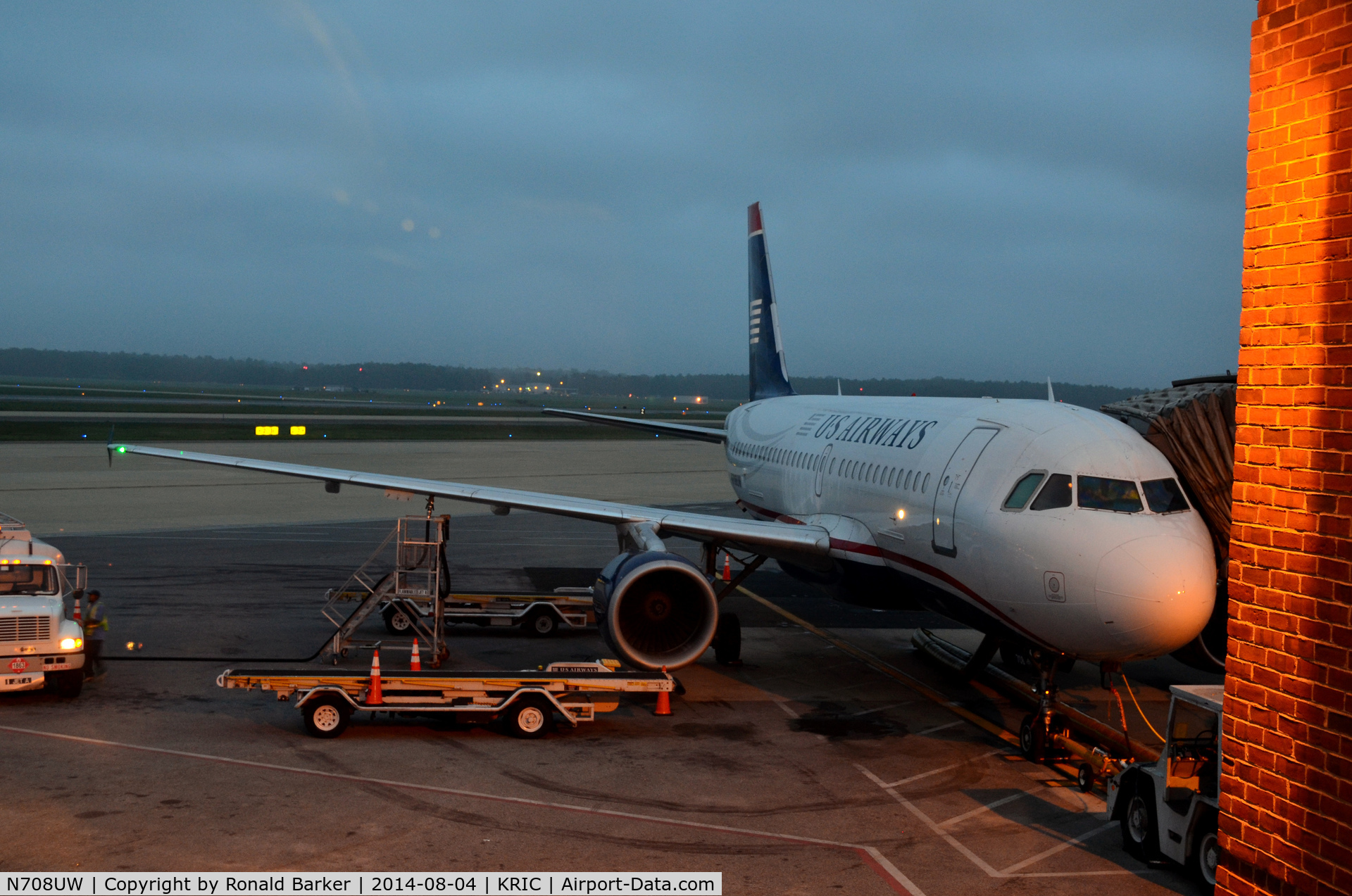 N708UW, 1999 Airbus A319-112 C/N 0972, At the gate Richmond