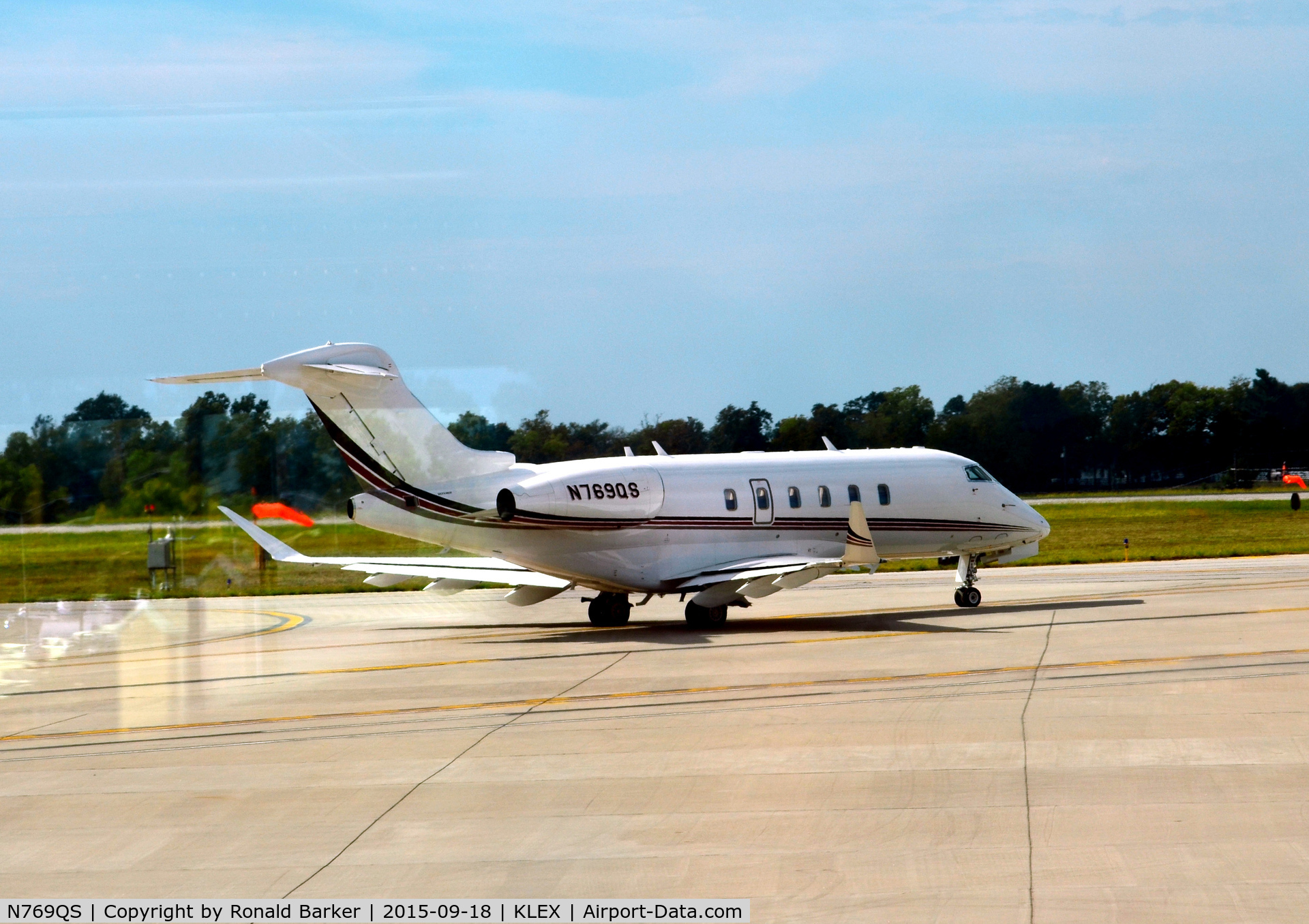 N769QS, 2015 Bombardier Challenger 350 (BD-100-1A10) C/N 20539, Taxi for takeoff Lexington