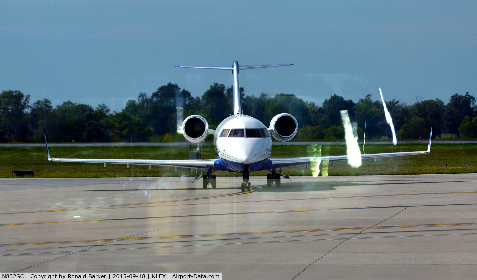 N832SC, 2000 Bombardier Challenger 604 (CL-600-2B16) C/N 5461, Taxi Lexington