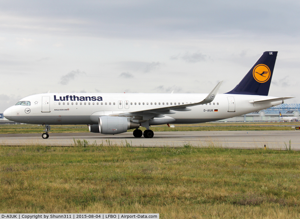 D-AIUK, 2015 Airbus A320-214 C/N 6423, Taxiing to the Terminal...