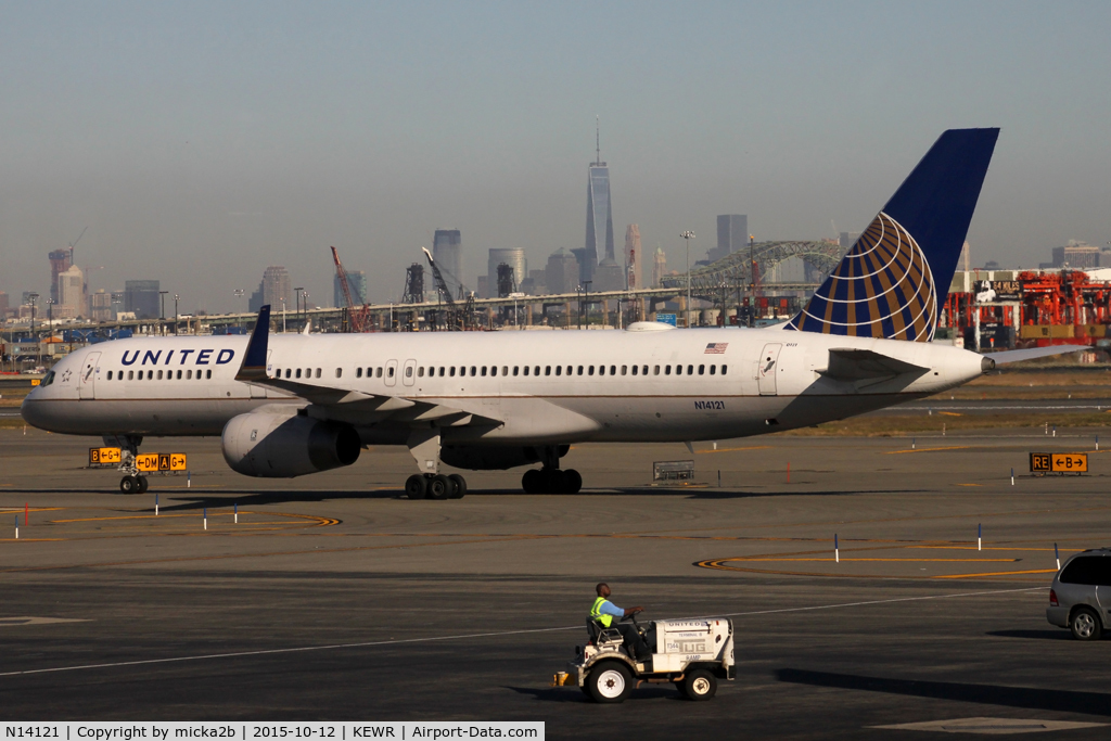 N14121, 1997 Boeing 757-224 C/N 27563, Taxiing