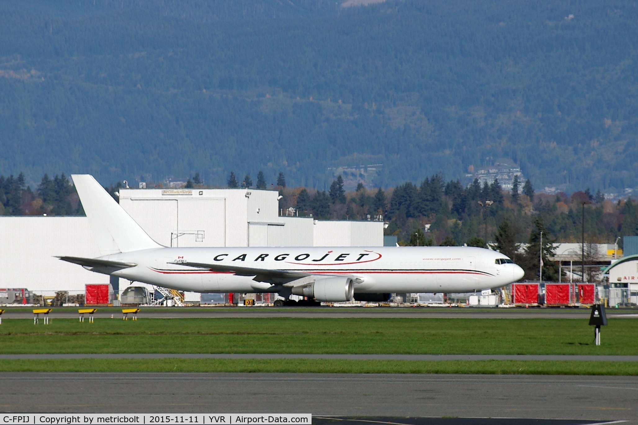 C-FPIJ, 1996 Boeing 767-33A/ER C/N 27918, Stripes added to previous white fuselage.