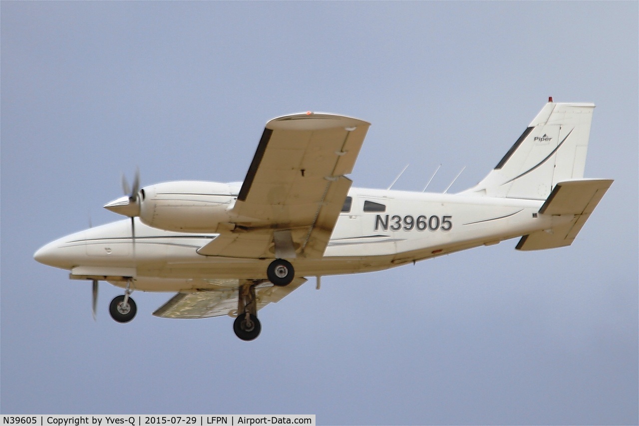 N39605, 1978 Piper PA-34-200T Seneca II C/N 34-7870397, Piper PA-34-200T, Short approach rwy 25R, Toussus-Le-Noble airport (LFPN-TNF)