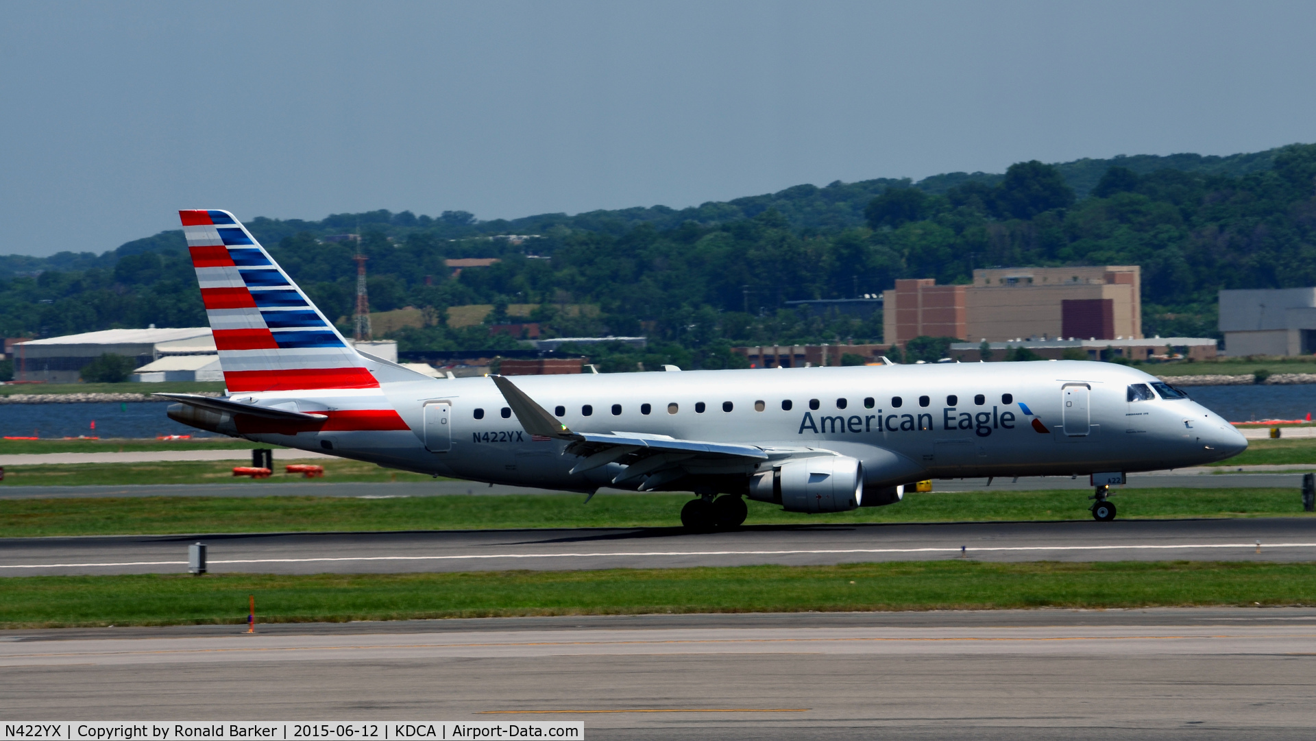 N422YX, 2014 Embraer 175LR (ERJ-170-200LR) C/N 17000387, Landing National