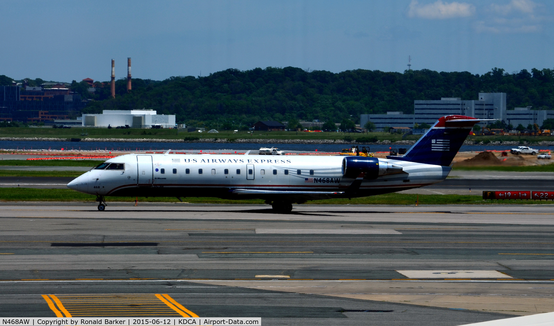 N468AW, 2004 Bombardier CRJ-200LR (CL-600-2B19) C/N 7916, Taxi National