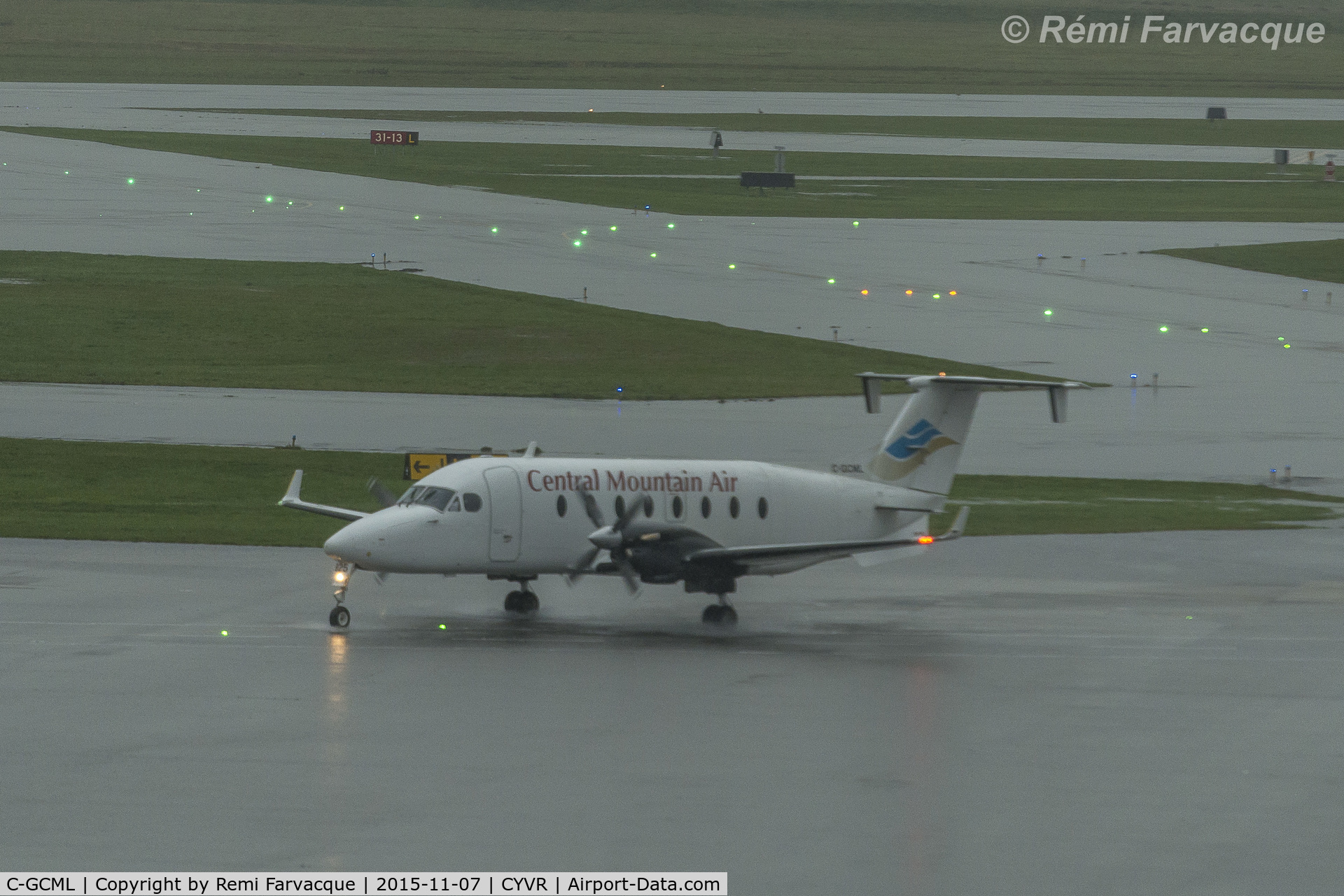 C-GCML, 1996 Beech 1900D C/N UE-243, Taxiing to terminal