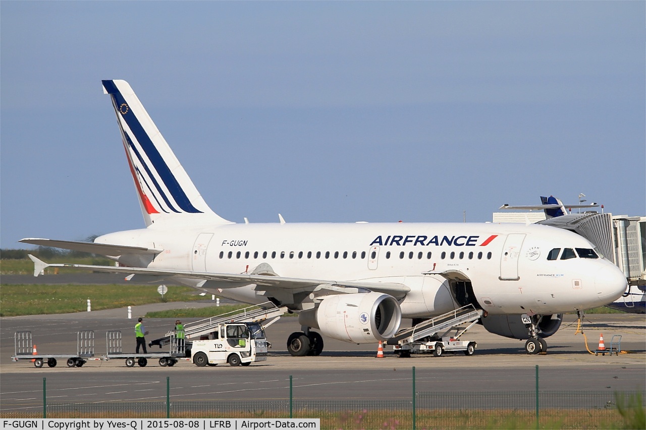 F-GUGN, 2006 Airbus A318-111 C/N 2918, Airbus A318-111, Boarding area, Brest-Bretagne airport (LFRB-BES)