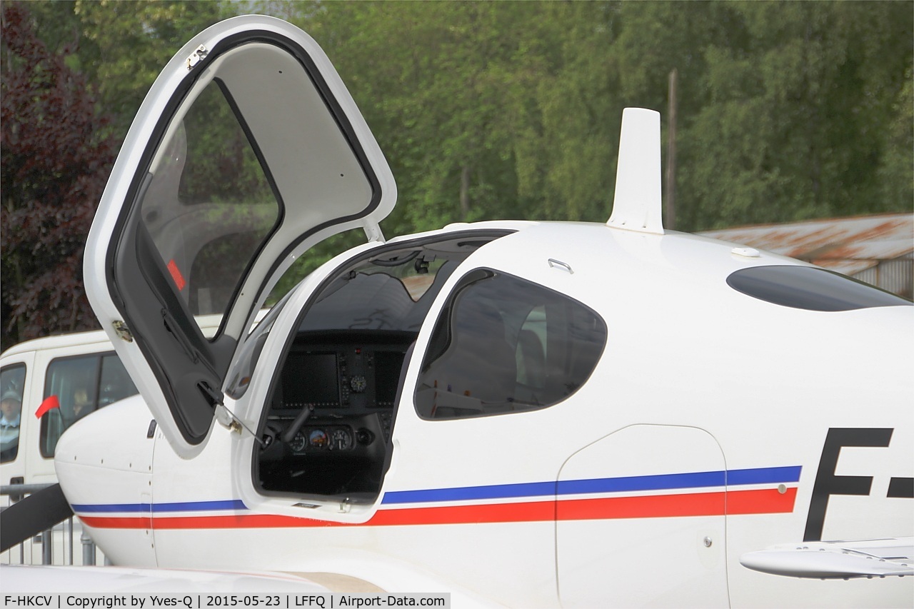 F-HKCV, 2012 Cirrus SR20 C/N 2214, Cirrus SR20, Close view of cockpit, La Ferté-Alais airfield (LFFQ) Air show 2015