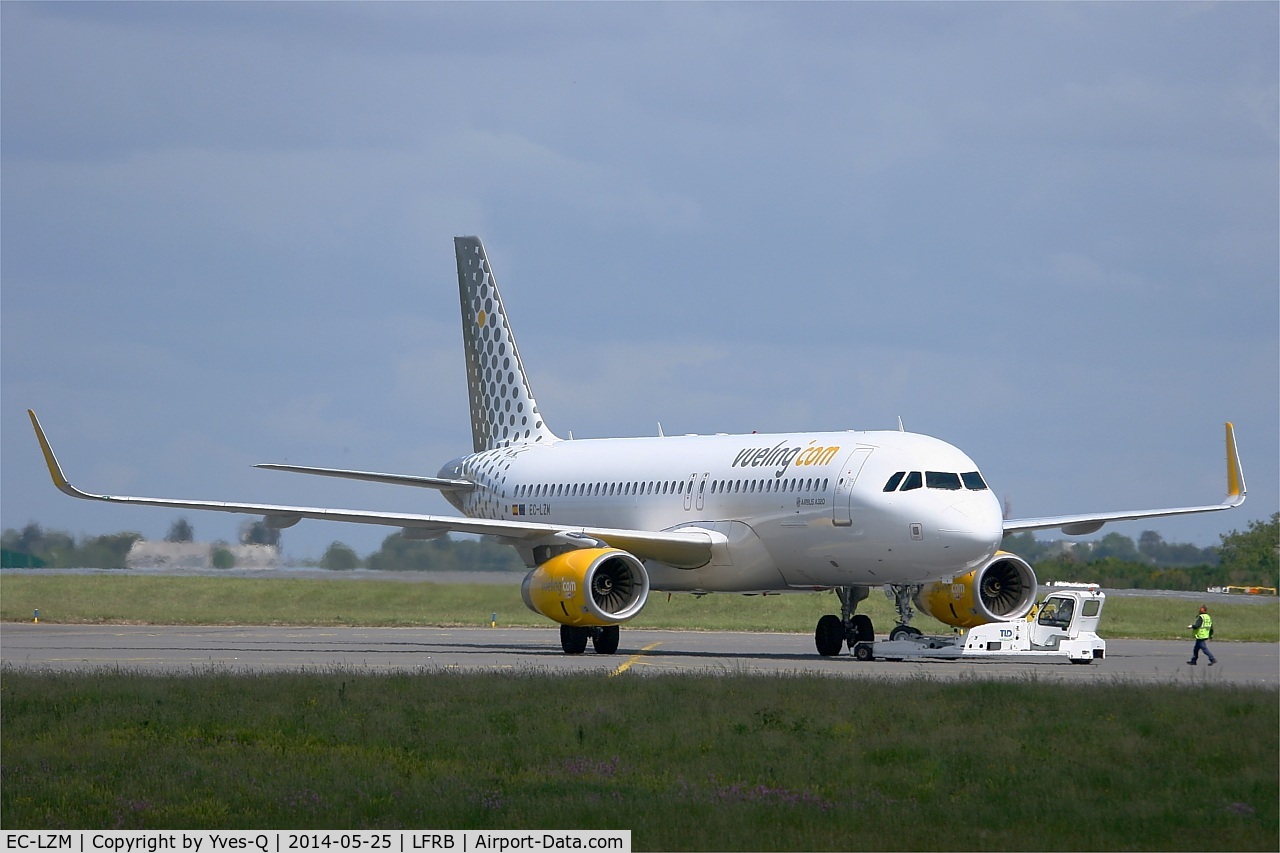 EC-LZM, 2013 Airbus A320-232 C/N 5877, Airbus A320-232, Push back, Brest-Bretagne airport (LFRB-BES)