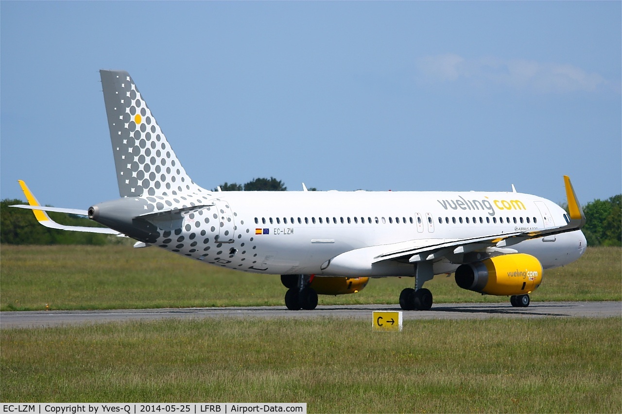 EC-LZM, 2013 Airbus A320-232 C/N 5877, Airbus A320-232, Taxiing to boarding area, Brest-Bretagne airport (LFRB-BES)