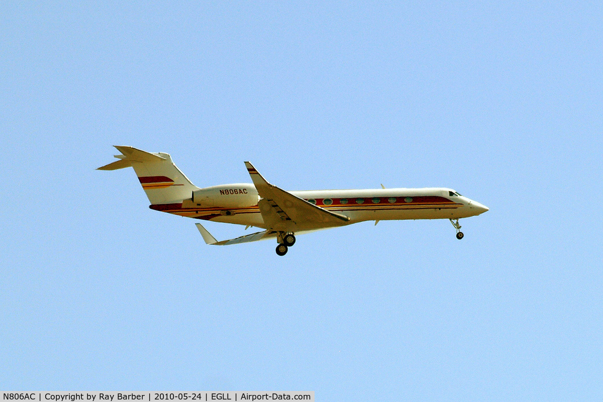 N806AC, 2005 Gulfstream Aerospace GV-SP (G550) C/N 5097, Gulfstream G550 [5097] Home~G 24/05/2010. On approach 27L.