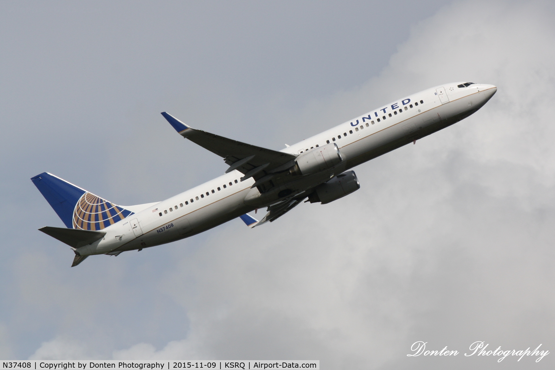 N37408, 2001 Boeing 737-924 C/N 30125, United Flight 1641 (N37408) departs Sarasota-Bradenton International Airport enroute to Chicago-O'Hare International Airport