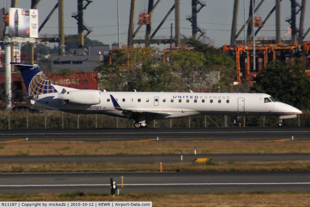 N11187, 2005 Embraer ERJ-145XR (EMB-145XR) C/N 14500927, Taxiing