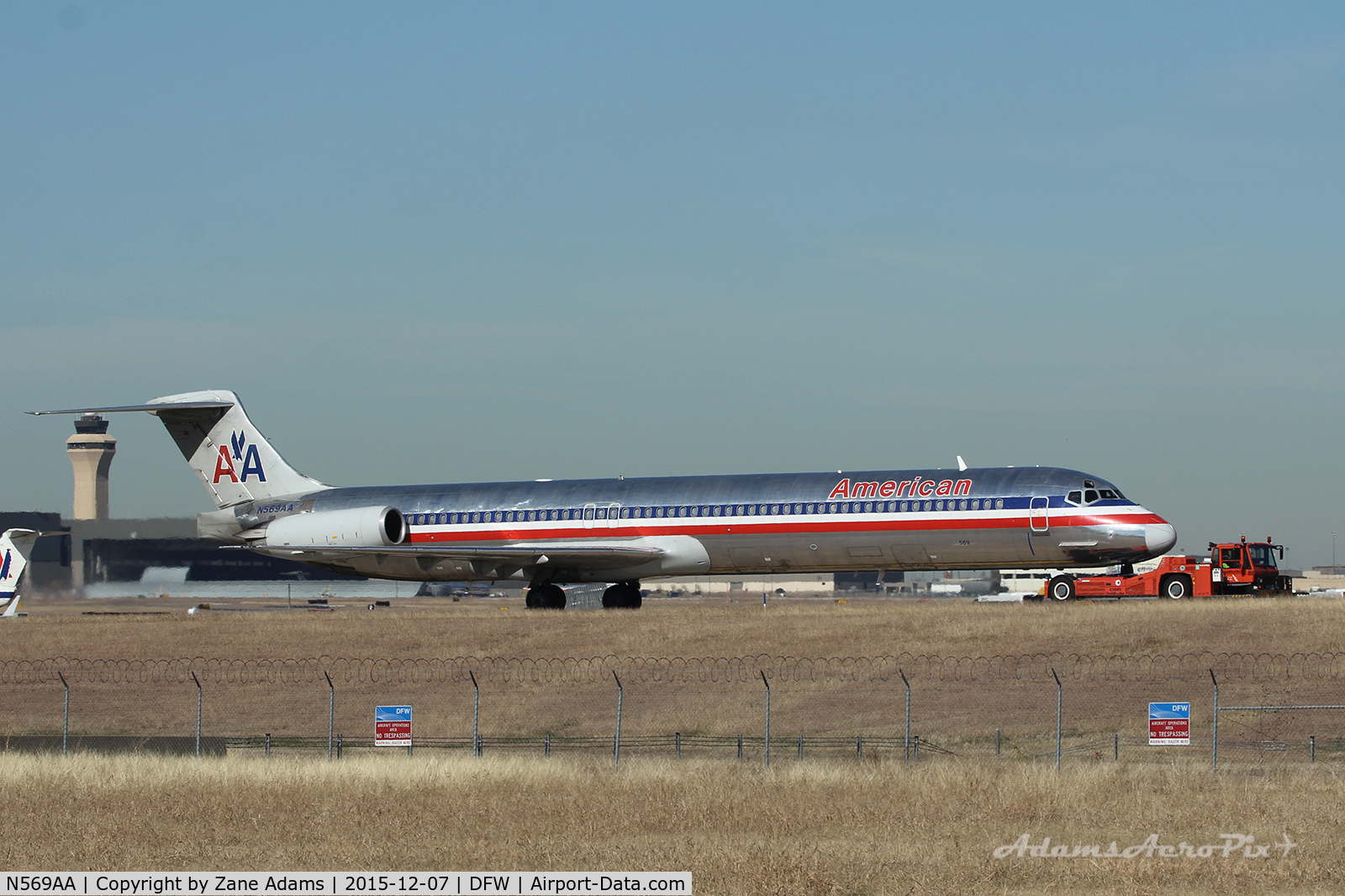 N569AA, 1987 McDonnell Douglas MD-83 (DC-9-83) C/N 49351, Undertow at DFW airport