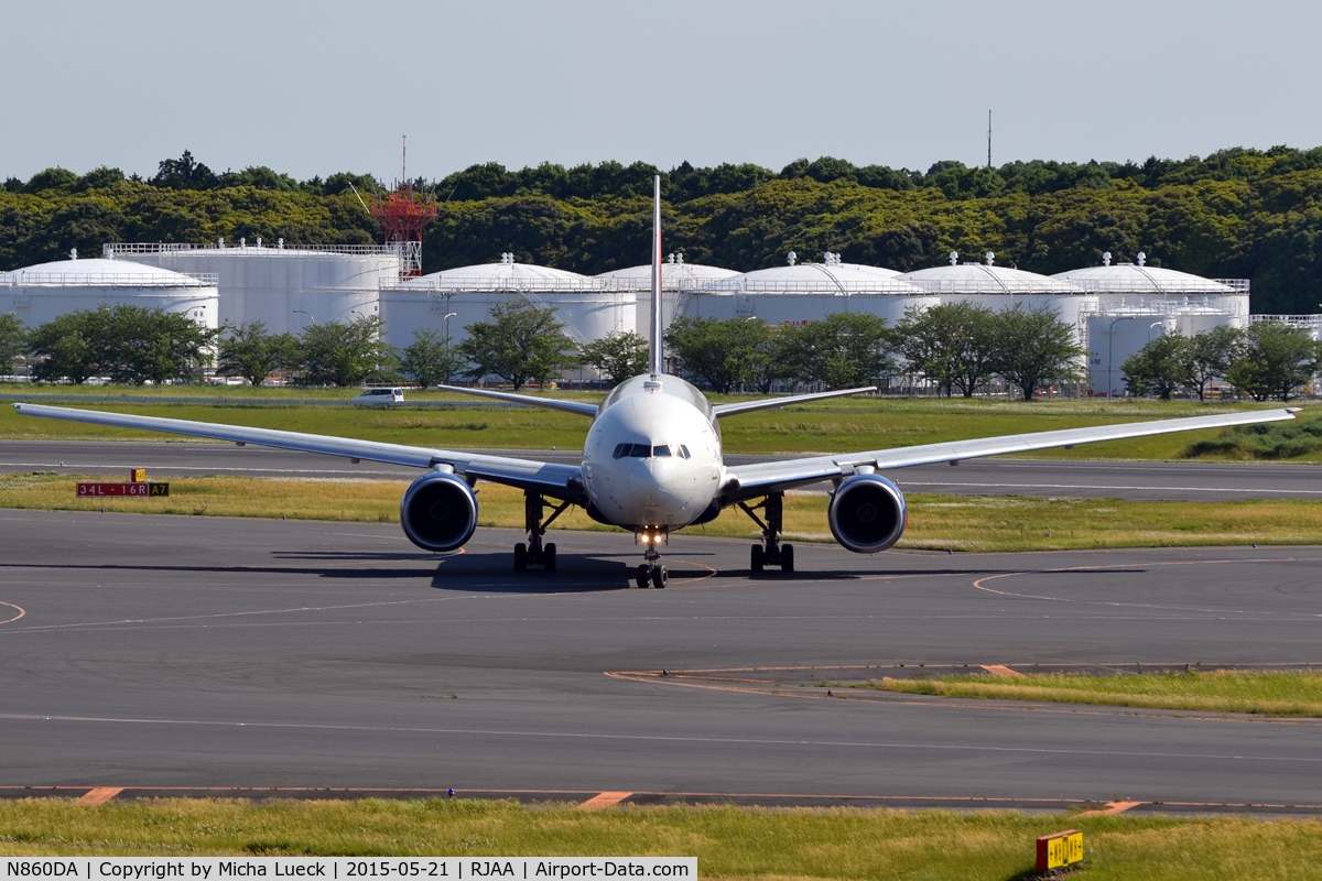 N860DA, 1999 Boeing 777-232 C/N 29951, At Narita