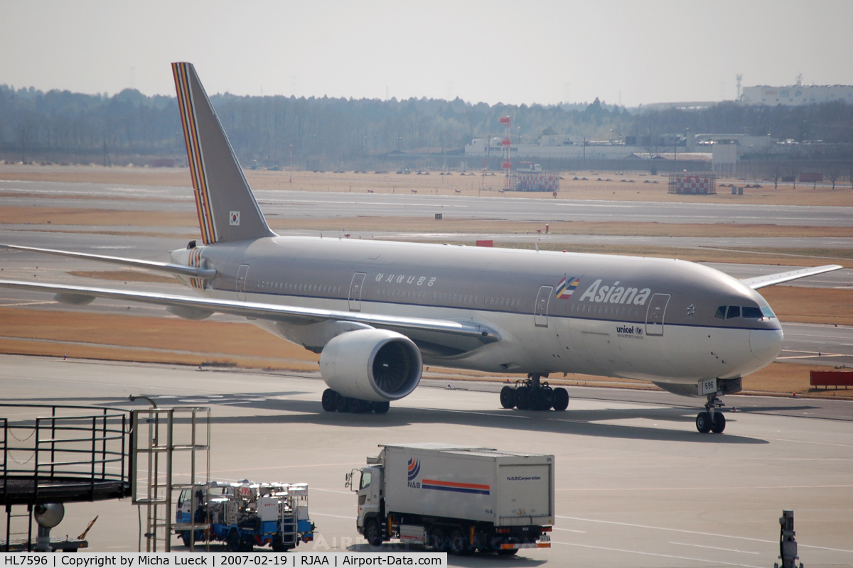 HL7596, 2001 Boeing 777-28E/ER C/N 28681, At Narita