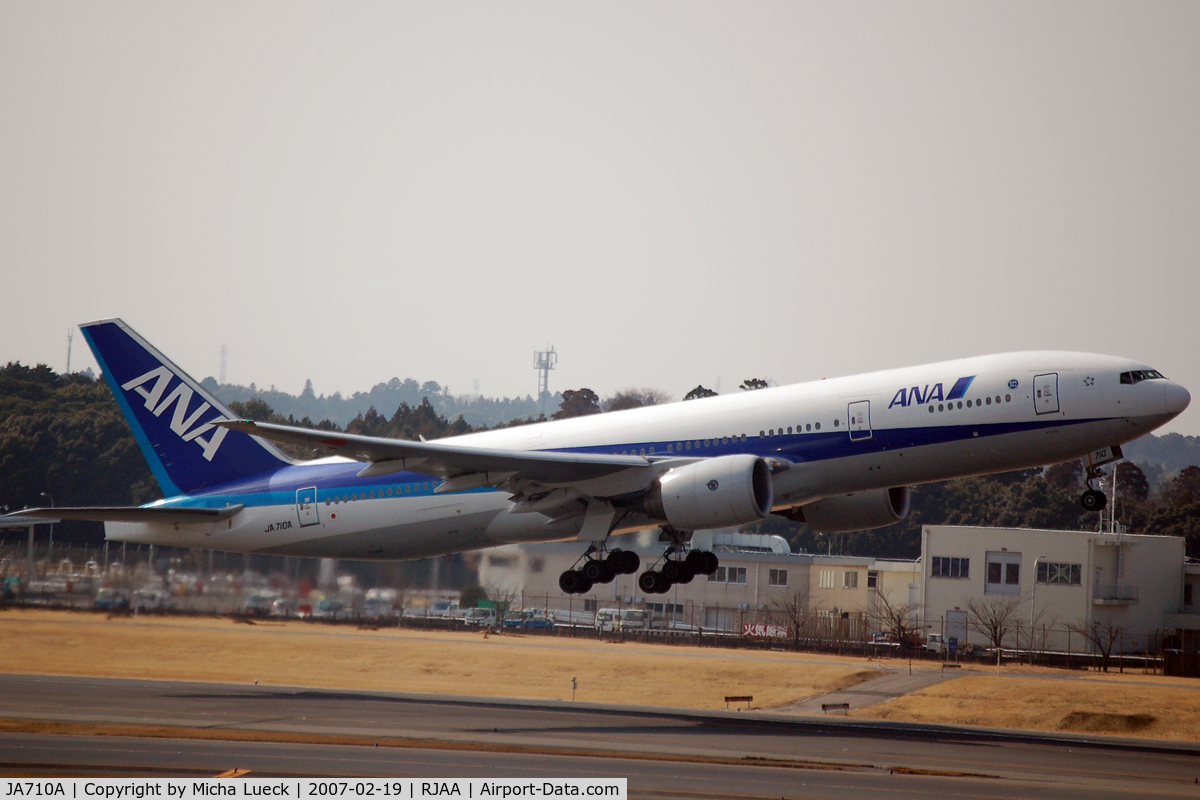 JA710A, 2000 Boeing 777-281/ER C/N 28279, At Narita