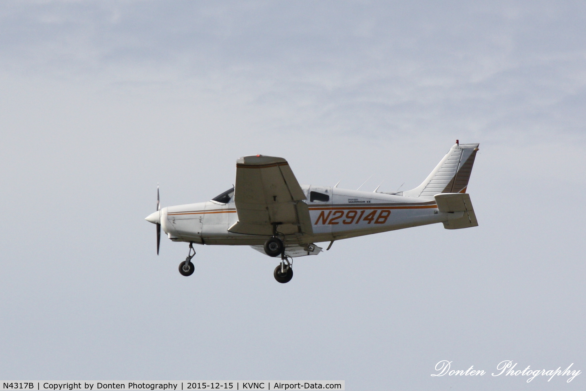 N4317B, 1983 Piper PA-28-161 Cherokee C/N 28-8416001, Piper Cherokee (N4317B) arrives at Venice Municipal Airport