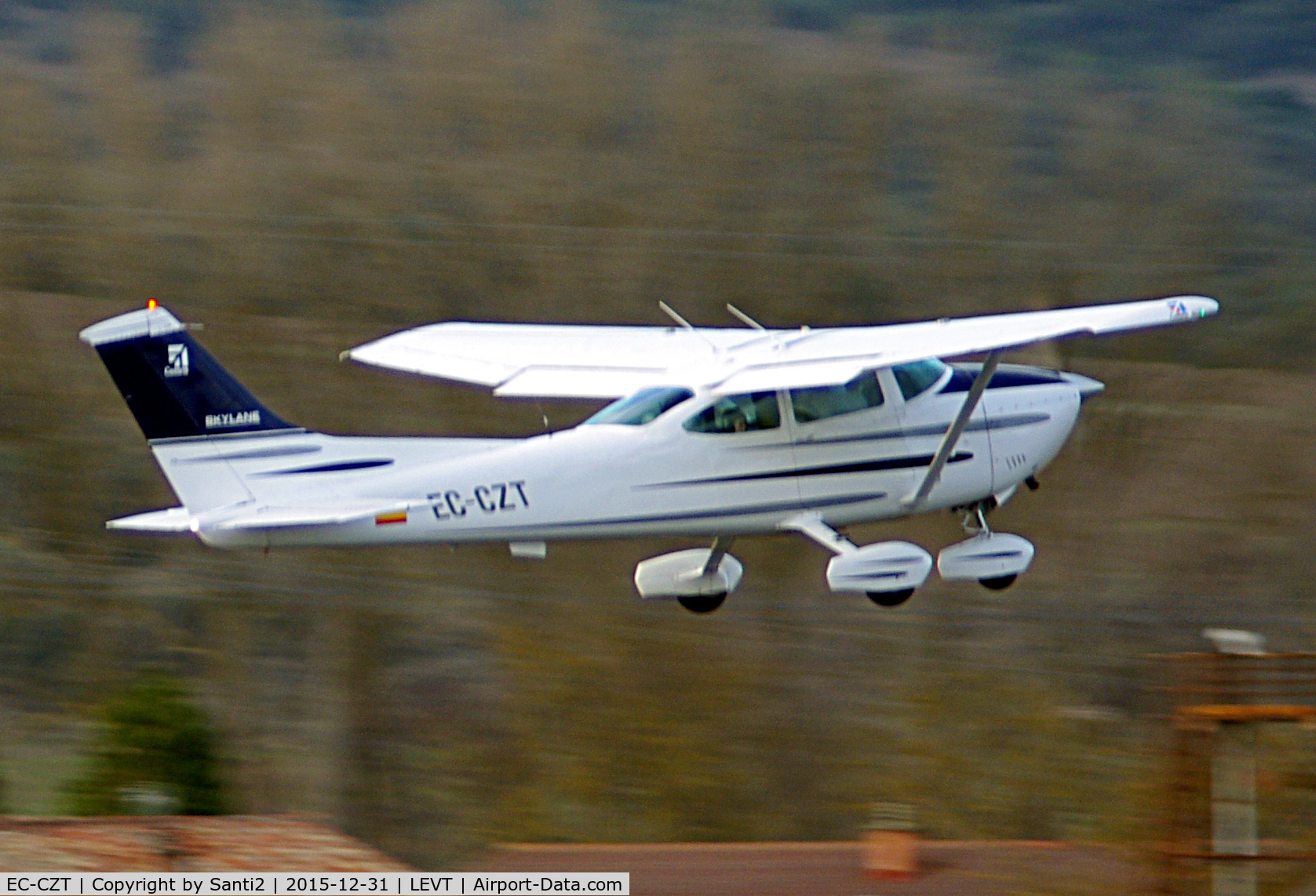 EC-CZT, 1975 Cessna 182P Skylane Skylane C/N 18263956, Taking off RWY 04.