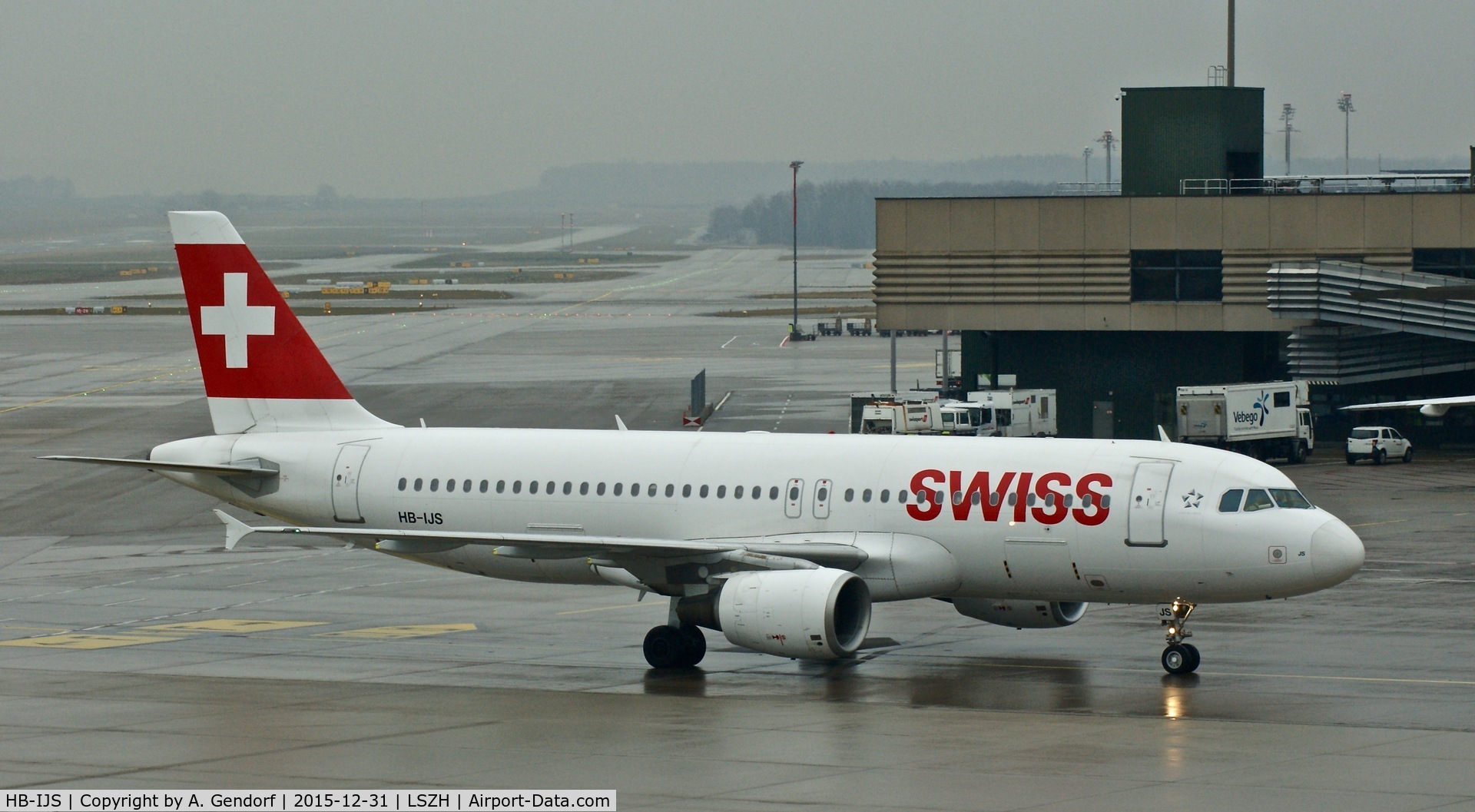 HB-IJS, 1998 Airbus A320-214 C/N 782, Swiss, is here taxiing to the gate at Zürich-Kloten(LSZH)