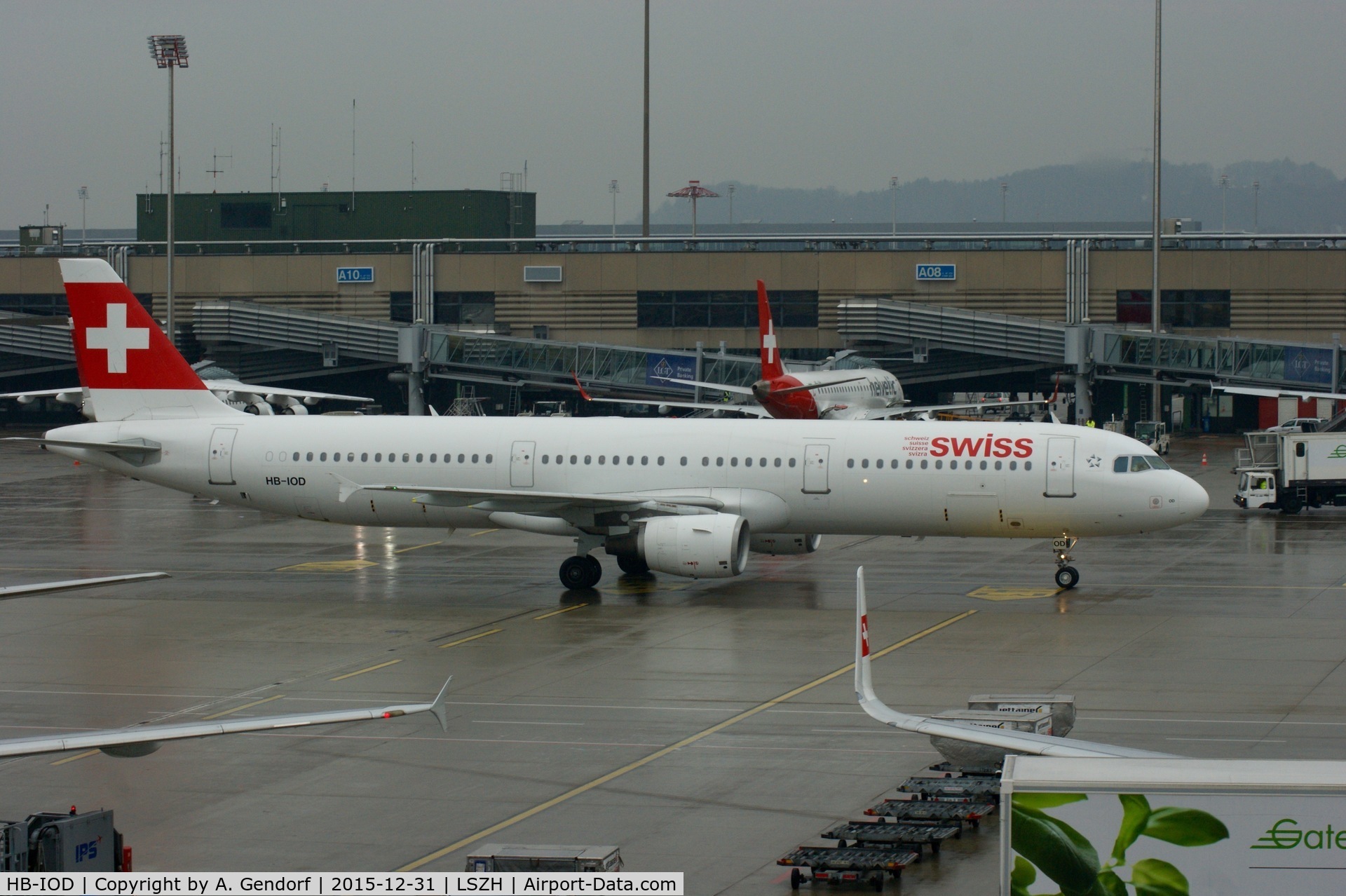 HB-IOD, 1995 Airbus A321-111 C/N 522, Swiss, is here searching for a free gate at Zürich-Kloten(LSZH)