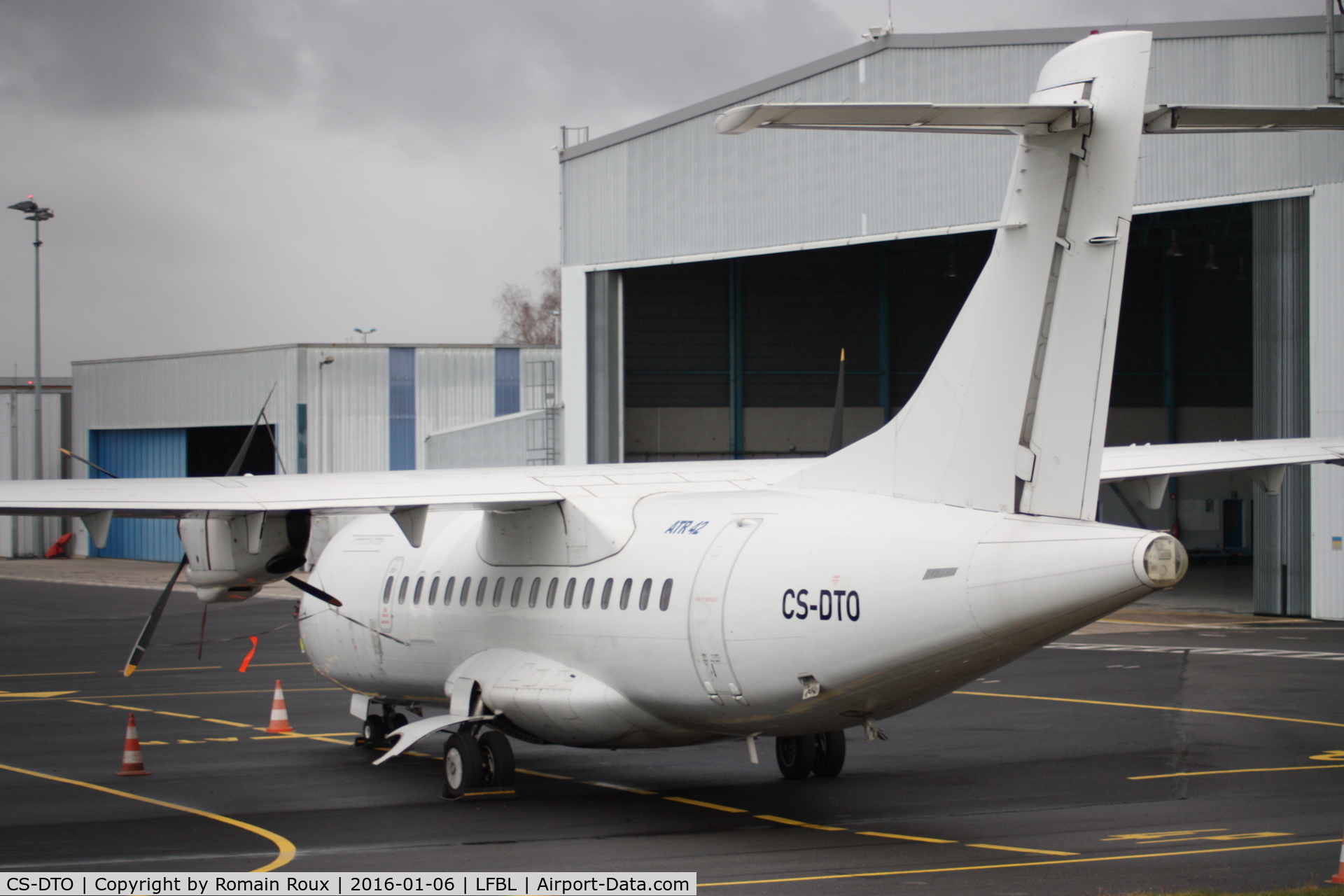 CS-DTO, 1988 ATR 42-300 C/N 095, Parked