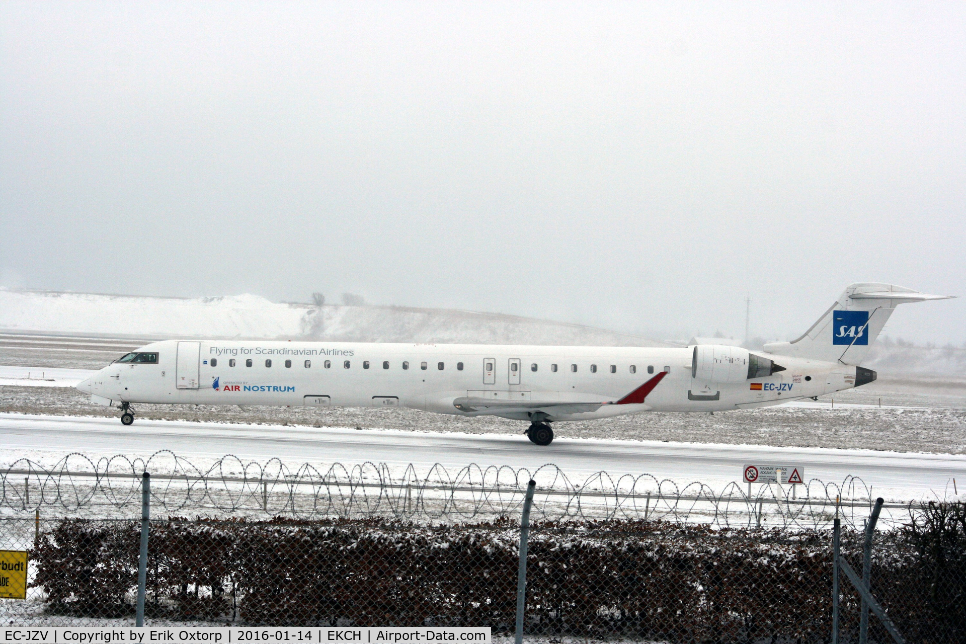 EC-JZV, 2007 Bombardier CRJ-900 (CL-600-2D24) C/N 15117, EC-JZV at snow covered CPH