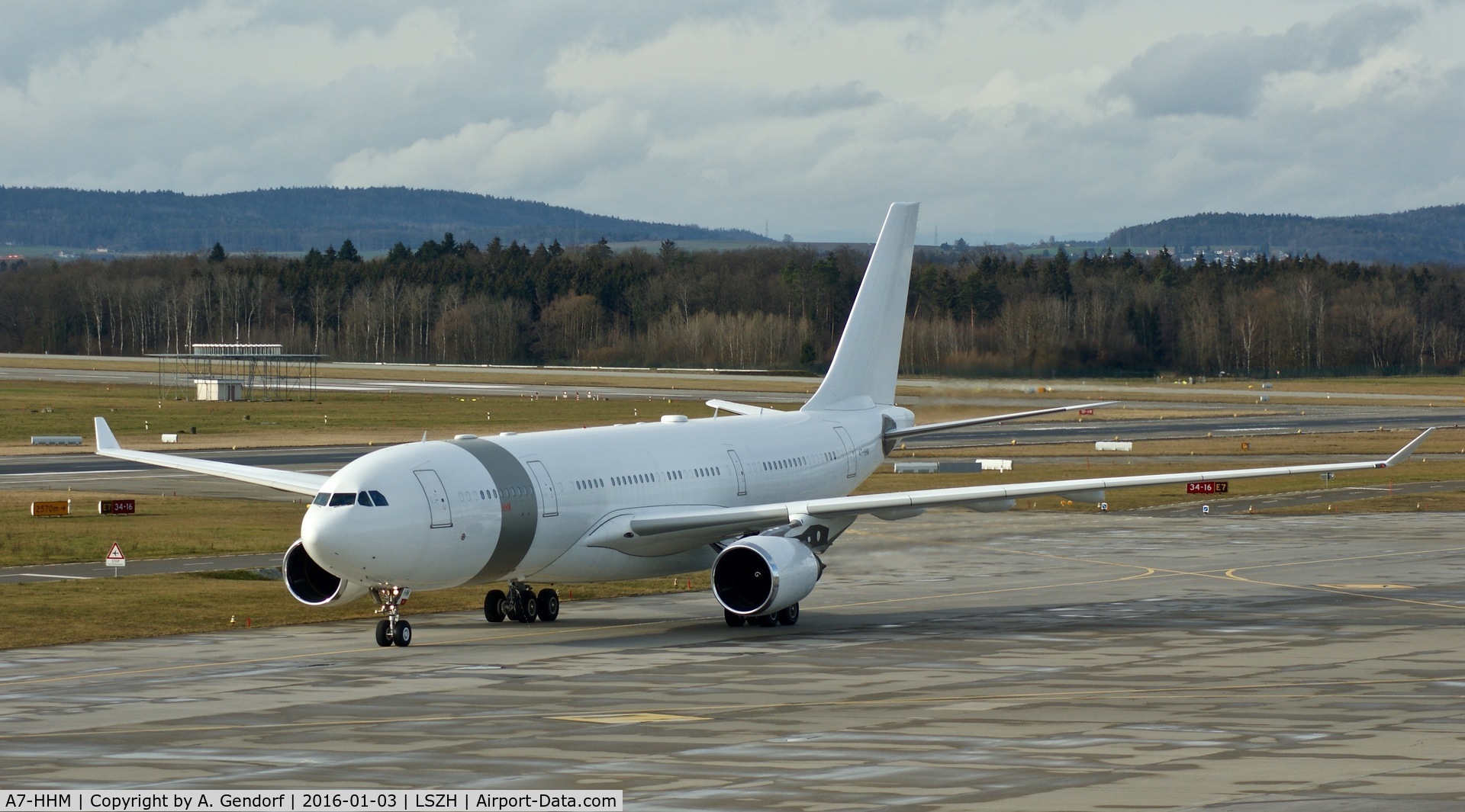 A7-HHM, 2004 Airbus A330-203 C/N 605, Qatar Amiri Flight (untitled), is here taxiing at Zürich-Kloten(LSZH)