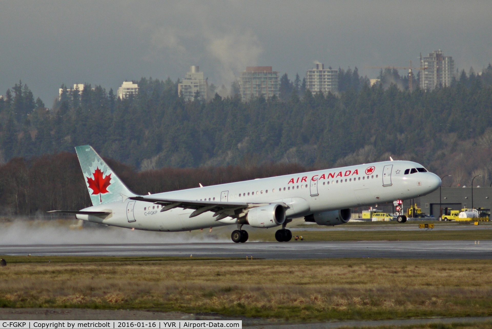 C-FGKP, 2009 Airbus A321-211 C/N 3884, AC1162 to Toronto.